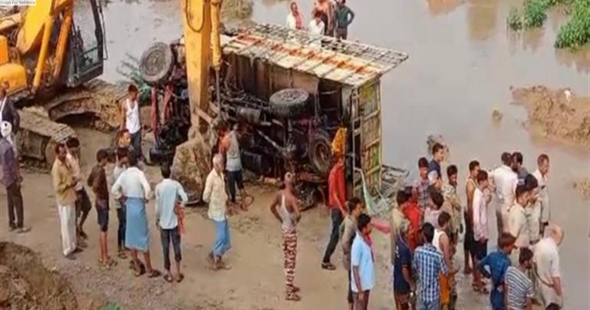 5 dead, many injured after mini truck falls into river in MP's Datia